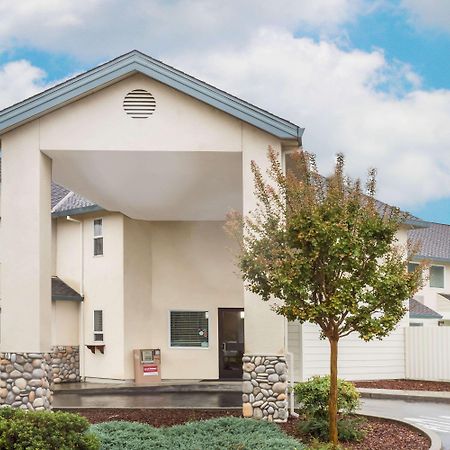 Super 8 By Wyndham Cloverdale Wine Country Экстерьер фото