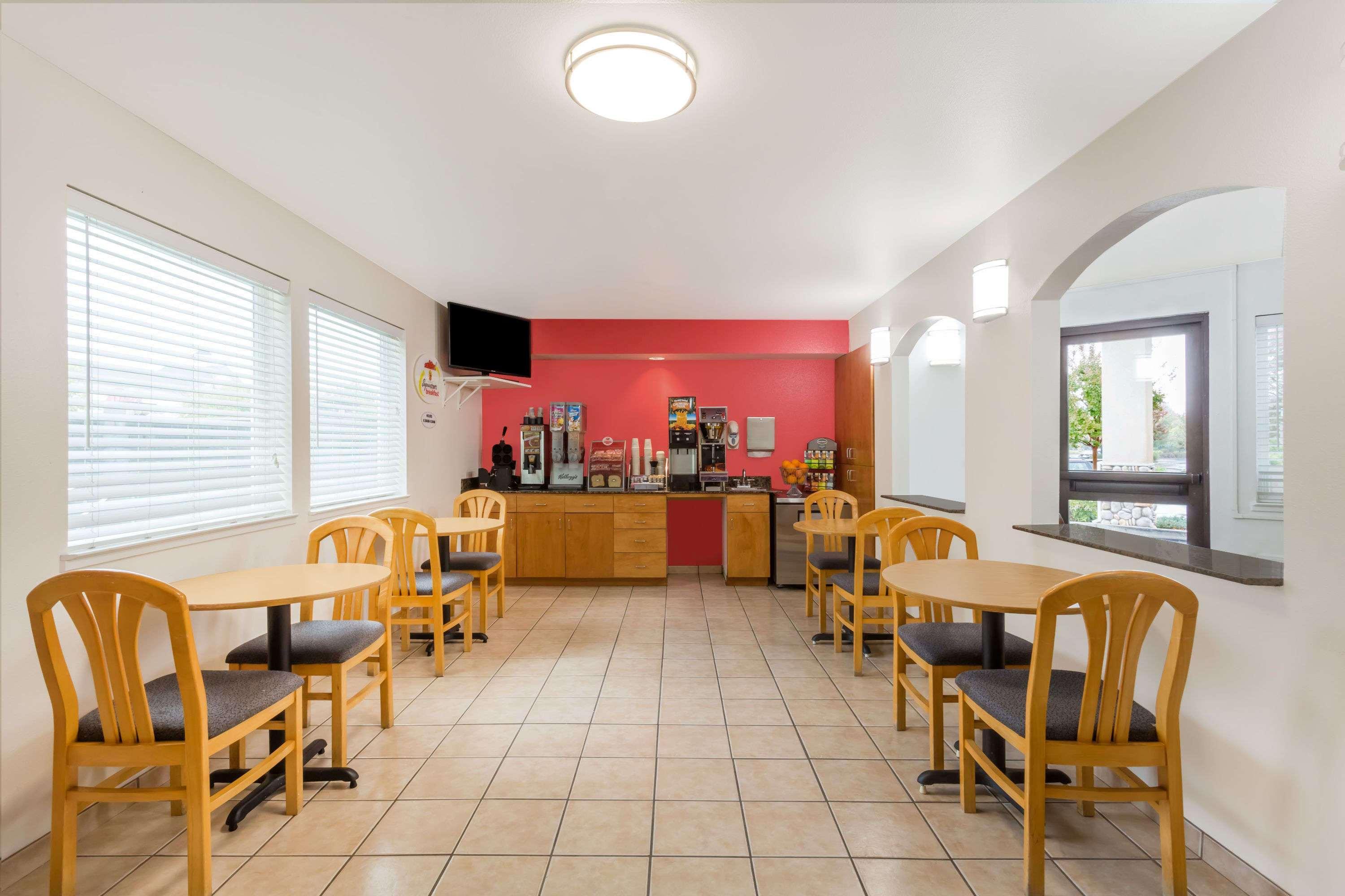 Super 8 By Wyndham Cloverdale Wine Country Экстерьер фото